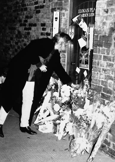 Поклонник Фредди Меркьюри возлагает цветы у двери дома певца в Лондоне