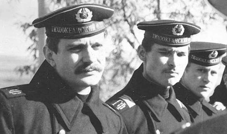 Никита Михалков (на фото слева) после окончания режиссерского факультета ВГИКа с 1972 по 1973 год служил на Камчатке во флоте на крейсере «Михаил Кутузов». Позже он рассказывал, что в армии «научился терпению доводить начатое до конца»
