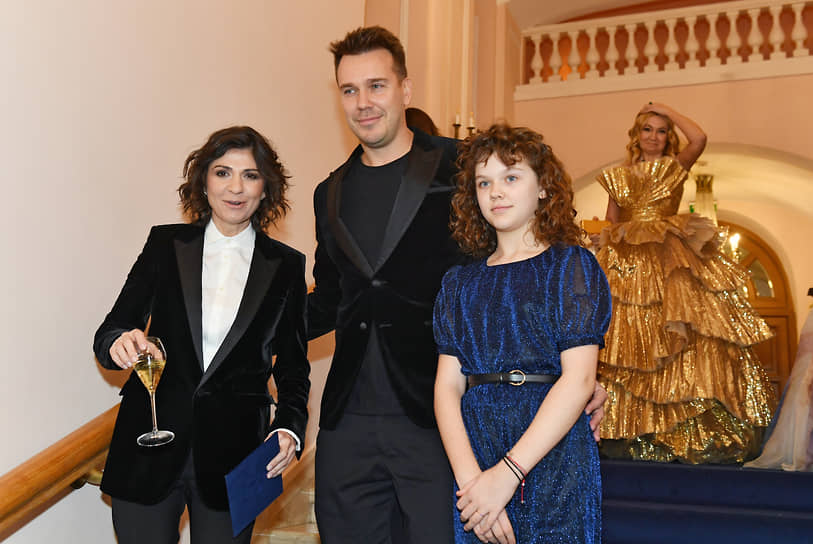 Слева направо: продюсер Нателла Крапивина, писатель Михаил Зыгарь, его дочь Елизавета и продюсер Яна Рудковская (на дальнем плане)