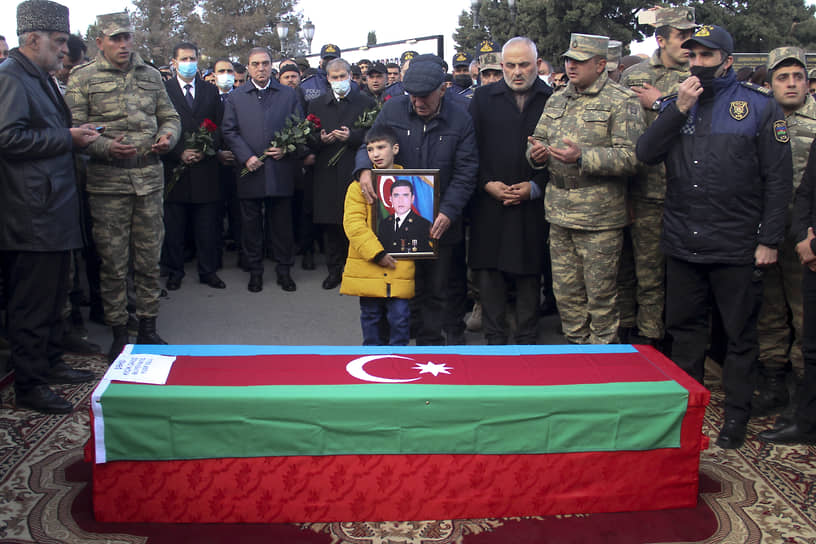 Родственники и друзья на похоронах азербайджанского военного
