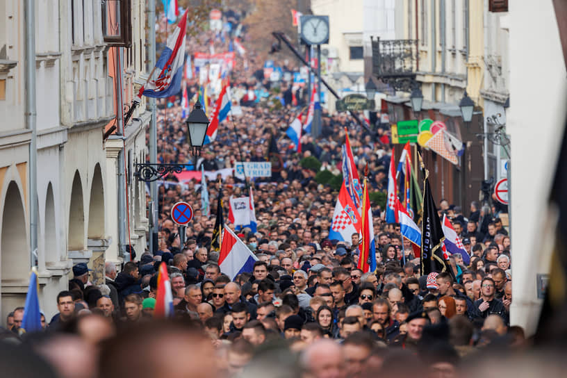 Марш памяти. Процессия проходит по улице Франьо Туджмана. 18 ноября 2021 года