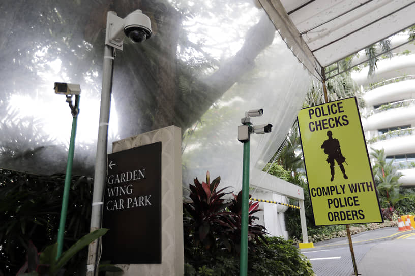 Полицейские знаки и камеры наблюдения на улицах Сингапура