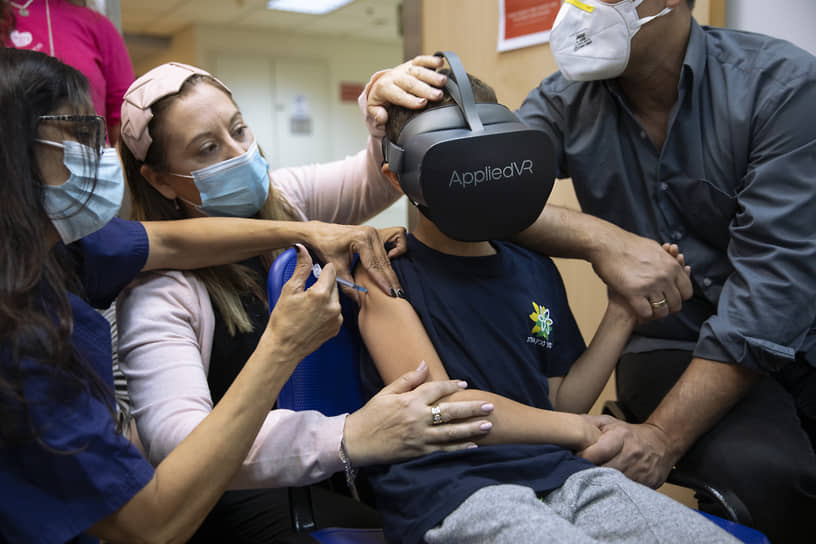 Рамат-Ган, Израиль. Ребенок в VR-шлеме во время вакцинации от коронавируса 