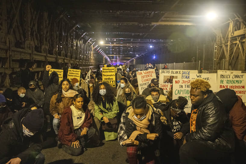 Демонстранты требуют пересмотр дела Кайла Риттенхаса. Марш на Бруклинскому мосту в Нью Йорке 