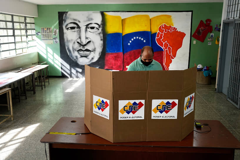 Избирательный участок в Каракасе (Венесуэла)