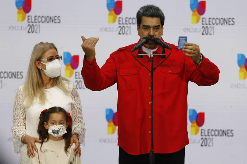 Президент Венесуэлы Николас Мадуро вместе с первой леди Силией Флорес и их внучкой 