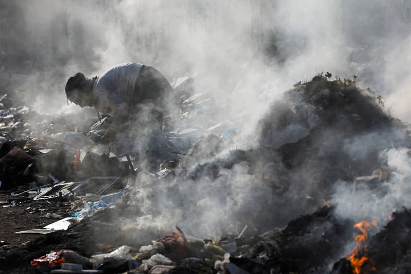 Карачи, Пакистан. Cортировка мусора на свалке