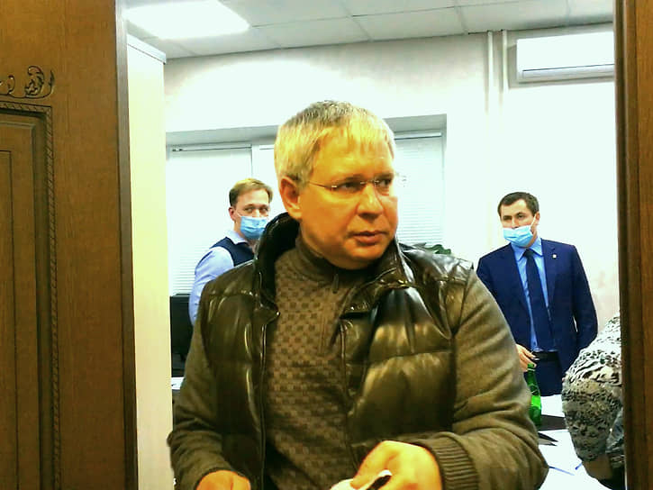 Депутат Саратовской областной думы Сергей Курихин (в центре)