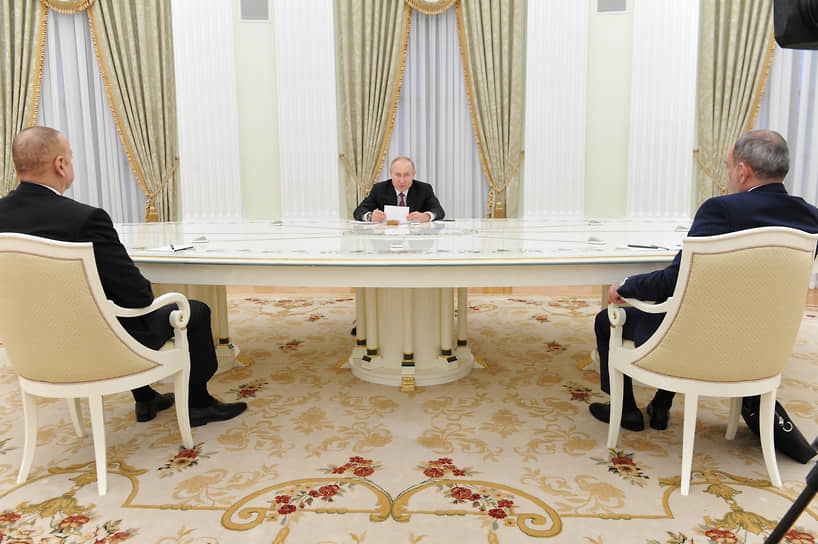 Слева направо: президент Азербайджана Ильхам Алиев, президент России Владимир Путин и  премьер-министр Армении Никол Пашинян
