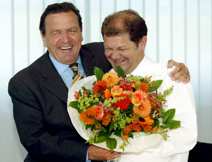 В феврале 2004 году вместе с Герхардом Шредером (на фото слева), покинувшим пост главы партии, подал в отставку с должности генсека