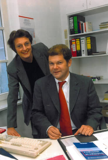 Олаф Шольц женат на Бритте Эрнст (на фото). Сейчас она занимает должность министра по вопросам образования, молодежи и спорта в правительстве земли Бранденбург. Детей у них нет