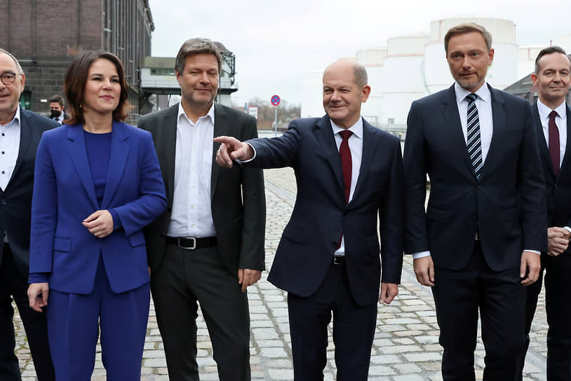 24 ноября стало известно, что правящая коалиция Германии сформировалась. Договор согласовали СДПГ, «Зеленые» и Свободная демократическая партия. Господин Шольц займет пост канцлера. По данным Spiegel, он будет официально избран не позднее 8 декабря