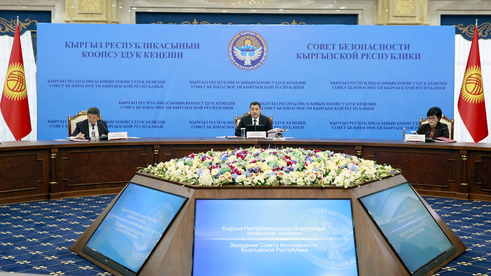 Президент Кыргызской Республики Садыр Жапаров (в центре)