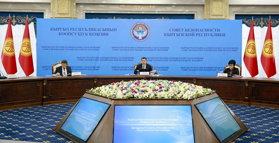 Президент Кыргызской Республики Садыр Жапаров (в центре)