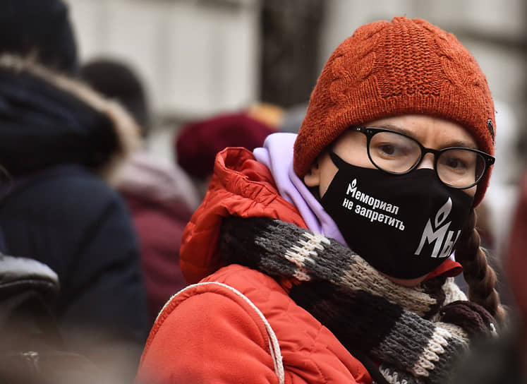 Москва. Люди у Верховного суда России во время заседания по делу правозащитного общества «Международный мемориал» (внесен в реестр иноагентов)