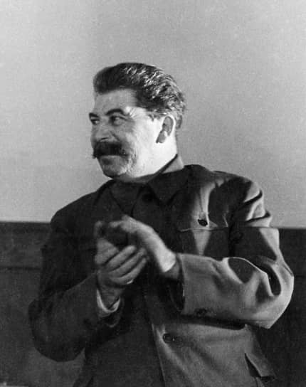 «Вот этой изумительной сталинской правде,— писала Корчагина-Александровская,— простоте и доступности речи должны учиться мы, работники искусств»