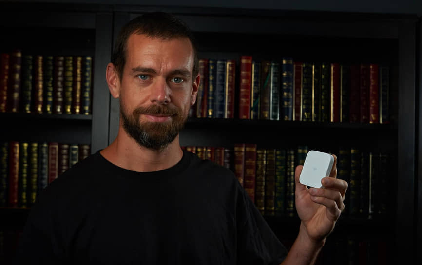 Square стала одной из первых компаний в мире, разработавшей систему проведения платежей при помощи банковской карты и смартфона — при помощи специального миниатюрного устройства, подключаемого к смартфону через разъем для наушников