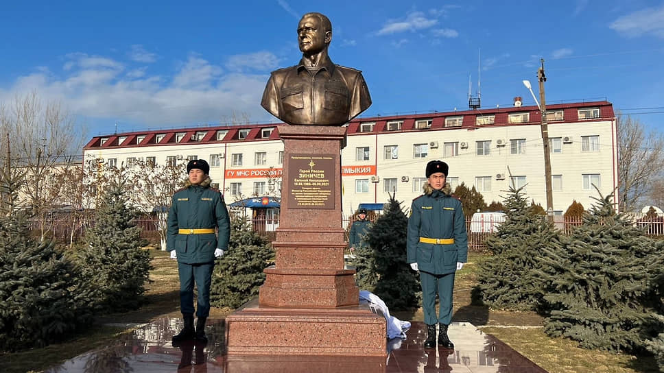 Памятник Евгению Зиничеву в Элисте 