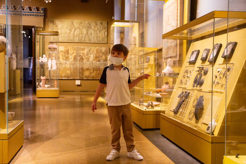 Часто дети чувствуют себя исключенными из пространства музея, потому что им делают замечания, не разрешают сидеть на полу и трогать экспонаты. Задача доступного музея — стать безграничным пространством для детских открытий