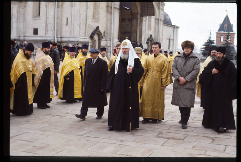 В сентябре 1994 года правительством Москвы было принято решение о воссоздании Храма Христа Спасителя в прежних архитектурных формах. 7 января 1995 года в праздник Рождества Христова Патриарх Московский и всея Руси Алексий II вместе с мэром столицы Юрием Лужковым заложили памятную капсулу в основание храма