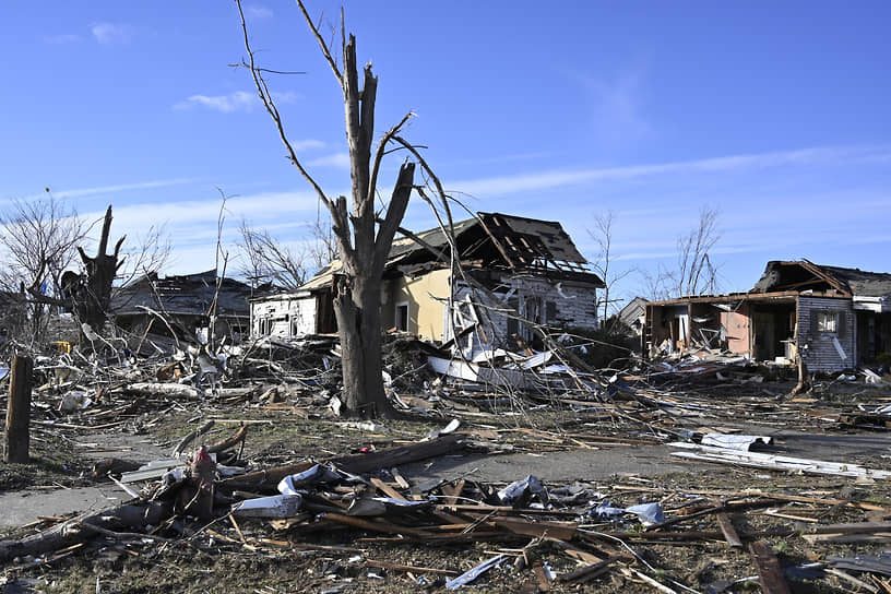 Поваленные деревья и разрушенные дома в центре Мэйфилда, штат Кентукки