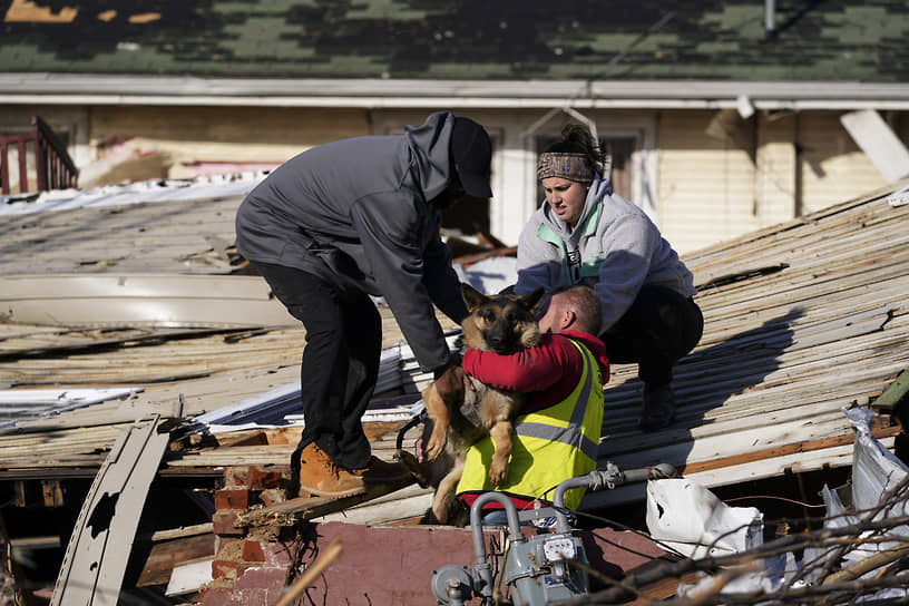 «Это, вероятно, крупнейший торнадо в нашей истории... Люди потеряли свои дома, бизнес, это трагедия»,— сказал президент Джо Байден на пресс-конференции