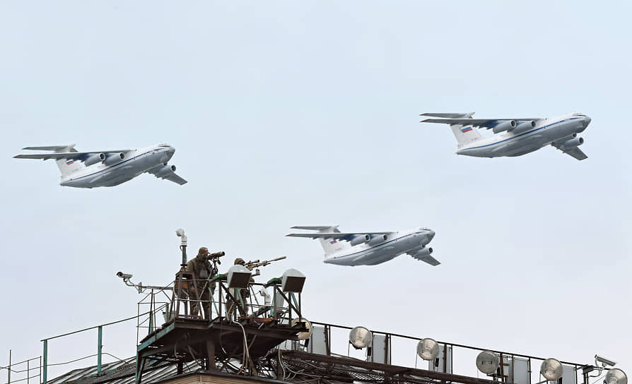 Самолеты Ил-76 на военном параде в Москве