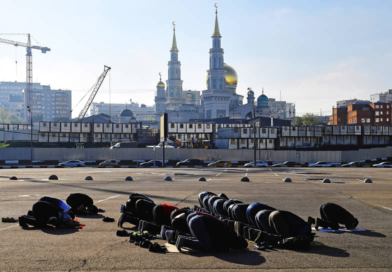 Верующие молятся у Московской соборной мечети
