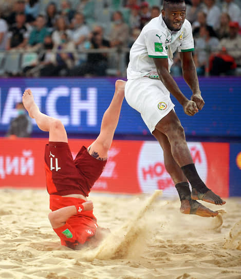 Матч чемпионата мира по пляжному футболу между сборными командами Швейцарии и Сенегала 