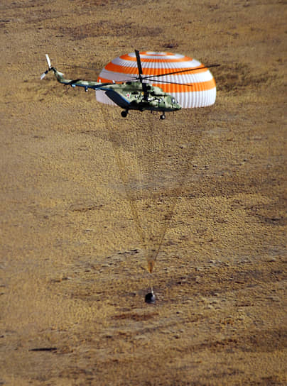 Посадка спускаемого аппарата «Союз МС-18» с членами съемочной группы фильма «Вызов» в степи Казахстана
