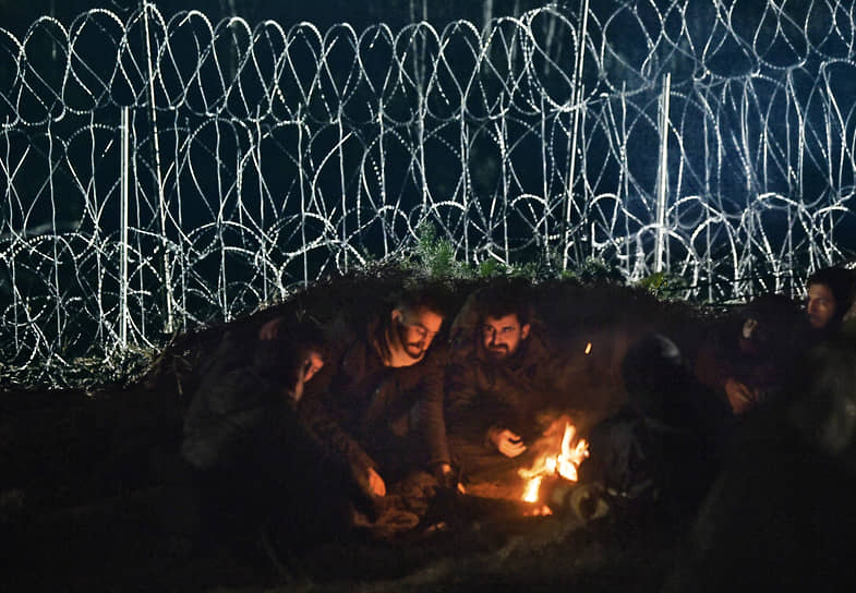 Беженцы в лагере нелегальных мигрантов на белорусско-польской границе