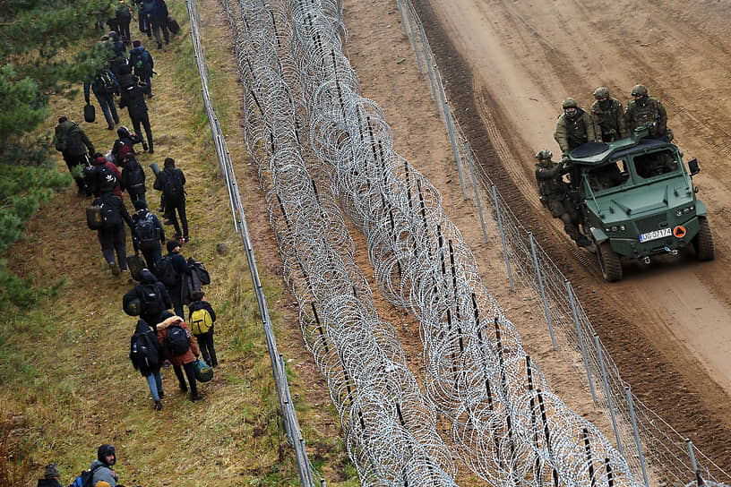 Мигранты у разделительной контрольной полосы на белорусско-польской границе