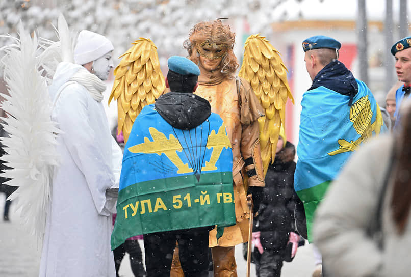 Москва, Россия. Десантники и актеры в костюмах ангелов на Никольской улице