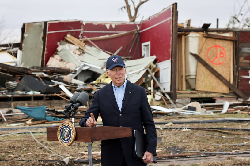 Президент США Джо Байден на фоне разрушенного дома в Доусон-Спрингс (Кентукки)