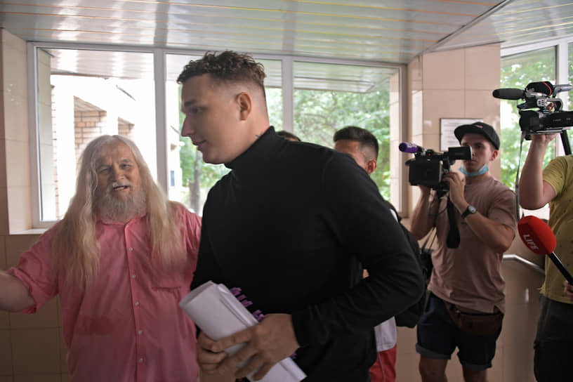 Блогер Эдвард Бил (в центре)