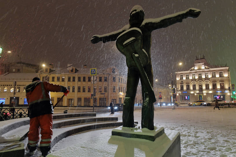 Москва. Дворник убирает снег около памятника Владимиру Высоцкому 
