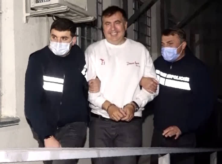 &lt;b>Задержание Михаила Саакашвили в Грузии&lt;/b>	
&lt;br>1 октября в Грузии был задержан и арестован экс-президент страны Михаил Саакашвили (в центре), нелегально приехавший в республику. В отношении политика на родине возбуждено несколько уголовных дел
&lt;br>Заметность: 3 916