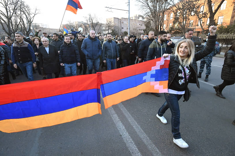 &lt;b>Протесты в Армении&lt;/b>&lt;br>
Антиправительственные акции протеста начались в ноябре 2020 года после подписания соглашения о прекращении огня в Нагорном Карабахе. Митингующие требовали отставки действующего премьер-министра Никола Пашиняна. 18 марта 2021 года он объявил о проведении досрочных парламентских выборов. 20 июня его партия «Гражданский договор» победила, и господин Пашинян вновь переизбрался премьером   
&lt;br>Заметность: 3 759