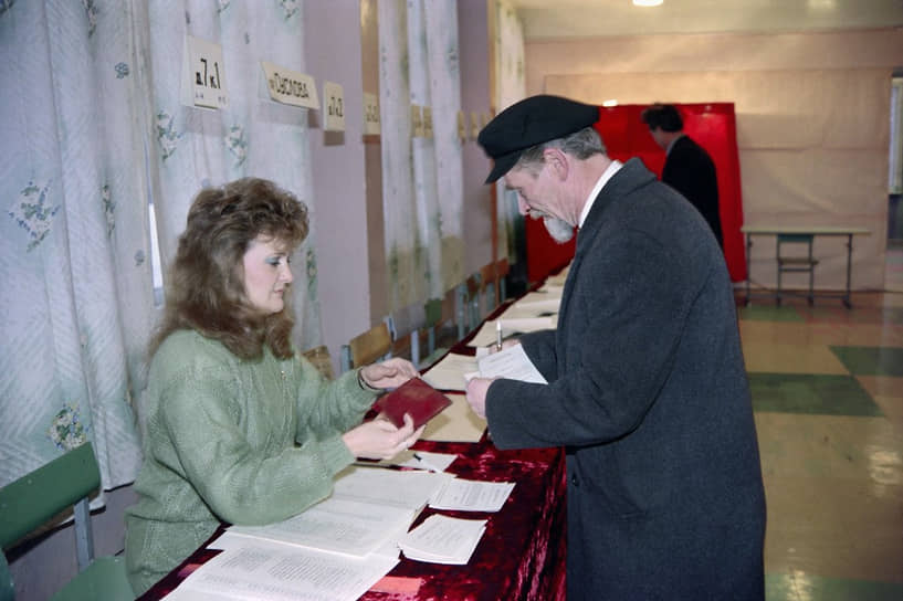 На избирательном участке во время референдума о судьбе СССР