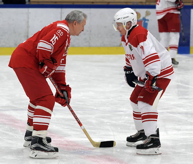 Президент России Владимир Путин (справа) и председатель Совета легенд НХЛ Александр Якушев во время матча