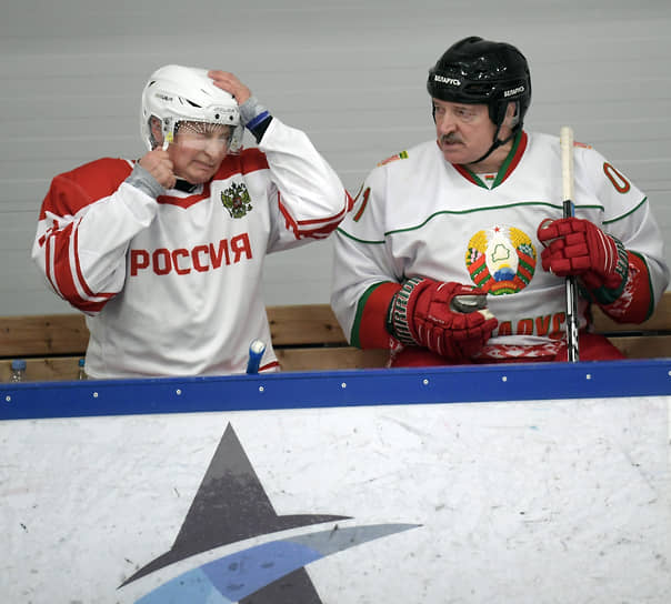 Президент России Владимир Путин (слева) и президент Белоруссии Александр Лукашенко во время товарищеского матча по хоккею