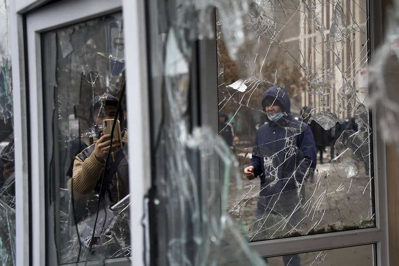 Разбитые в ходе протестов окна в алматинском полицейском участке