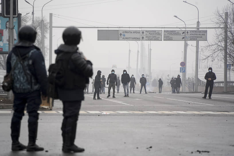 Полиция и протестующие в Алматы
