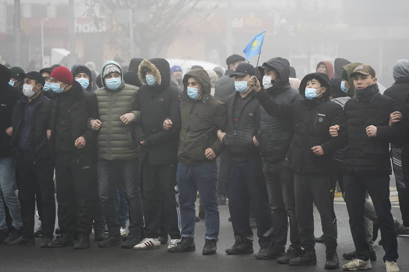 Протестующие в Алматы
