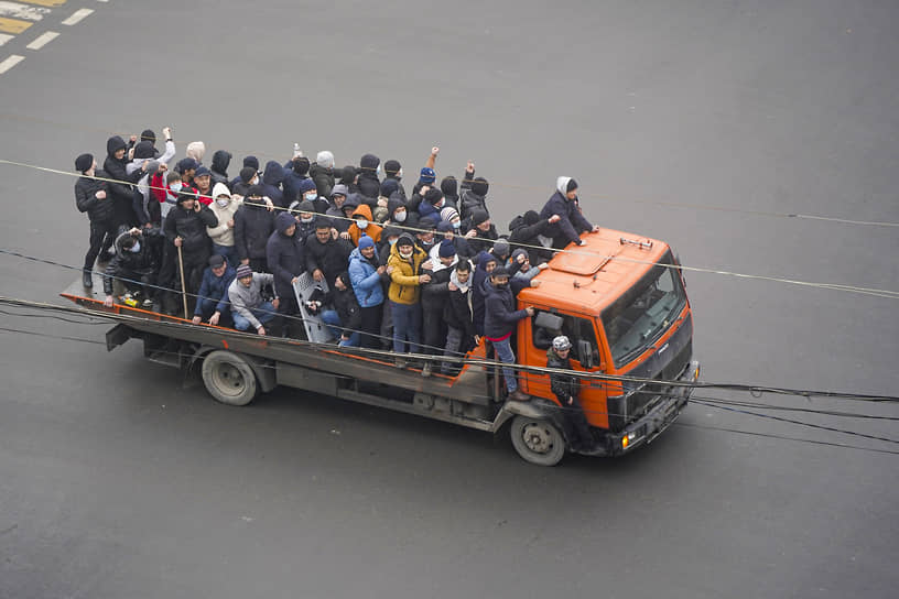 Протестующие на грузовике в Алматы