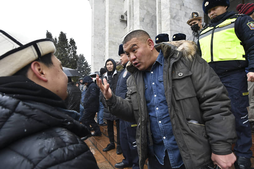 Протестующие разговаривают друг с другом, собираясь в поддержку казахстанской оппозиции и против ввода войск Киргизии в Казахстан