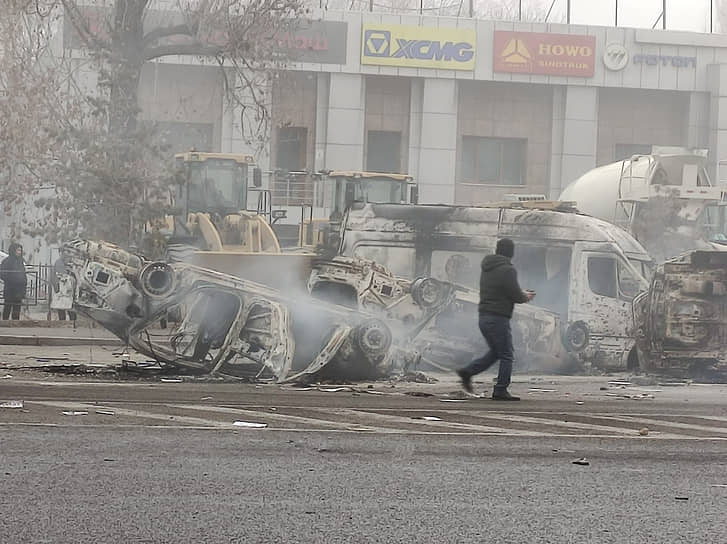 Сожженный в ходе протестов в Алматы транспорт