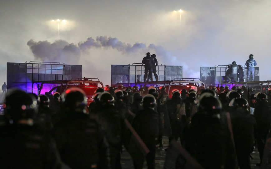 Сотрудники полиции Казахстана во время протеста. Алматы