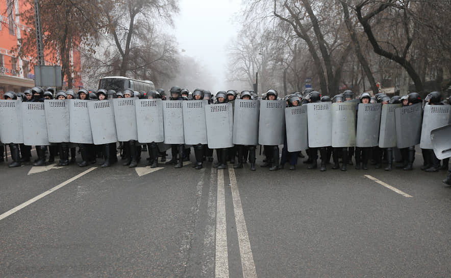 Сотрудники правоохранительных органов Казахстана блокируют улицу в Алматы