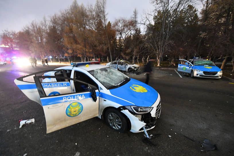 Поврежденная полицейская машина возле мэрии. Алматы